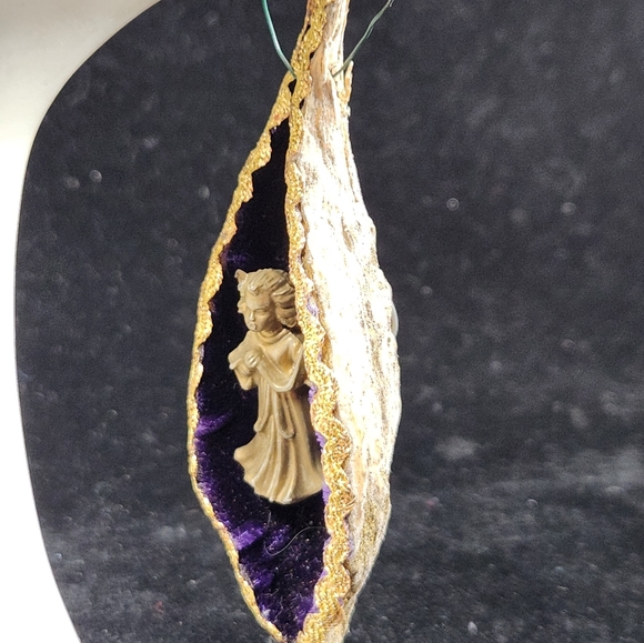 Mid-century Teardrop Shaped Shell Diorama Angel Ornament - Picture 6 of 11